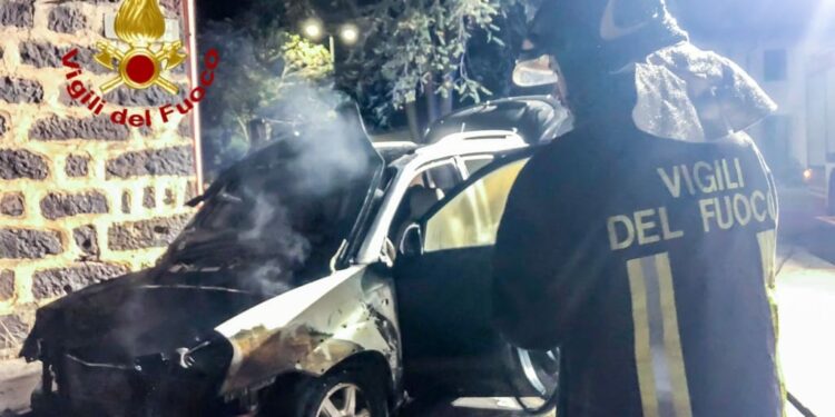 Abbasanta: auto a fuoco in via dei Martiri per la Libertà