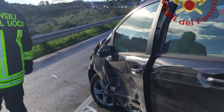 Uri: incidente stradale sulla provinciale 15, sul posto i vigili del fuoco