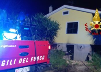 Oristano: a fuoco un’abitazione, sul posto i vigili del fuoco