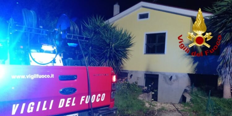 Oristano: a fuoco un’abitazione, sul posto i vigili del fuoco