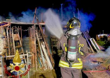 Arzachena: a fuoco un locale capanno, intervengono  i vigili del fuoco