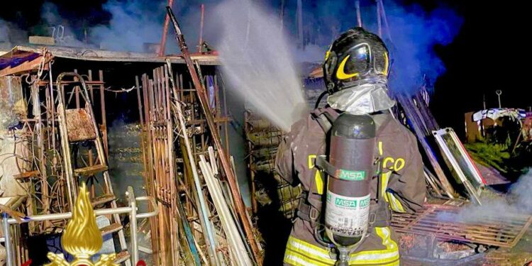 Arzachena: a fuoco un locale capanno, intervengono  i vigili del fuoco