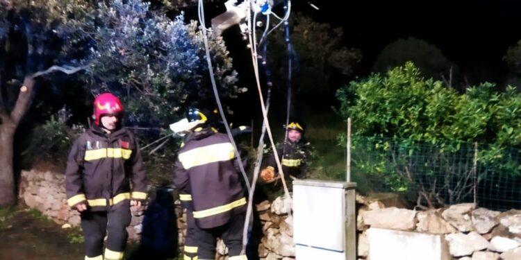 San Pantaleo: camion colpisce alcuni pali del telefono, intervengono i vigili del fuoco
