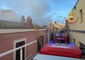 Quartu Sant’Elena: incendio al primo piano di un’abitazione, sul posto i vigili del fuoco