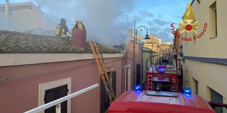 Quartu Sant’Elena: incendio al primo piano di un’abitazione, sul posto i vigili del fuoco