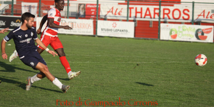 La finale della Coppa Italia di Eccellenza è Carbonia-Budoni. Il Carbonia ha battuto la Tharros 5 a 2 (Giampaolo Murru s’è dimesso), il Budoni ha superato 3 a 1 il Latte Dolce