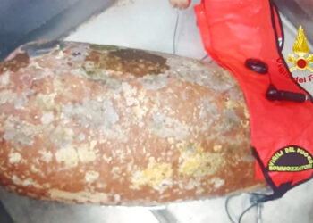 Un’antica anfora è stata rinvenuta nel golfo di Cagliari dai vigili del fuoco durante le fasi di addestramento in alto mare