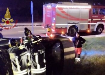 Incidente stradale sulla 554, i vigili del fuoco hanno estratto una donna dall’auto coinvolta