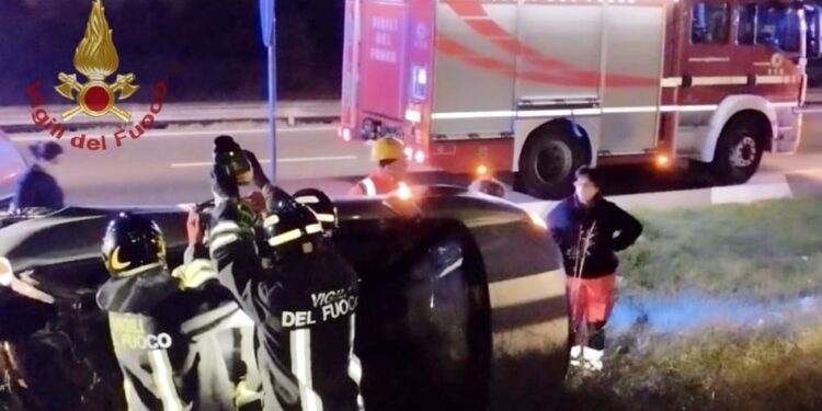 Incidente stradale sulla 554, i vigili del fuoco hanno estratto una donna dall’auto coinvolta