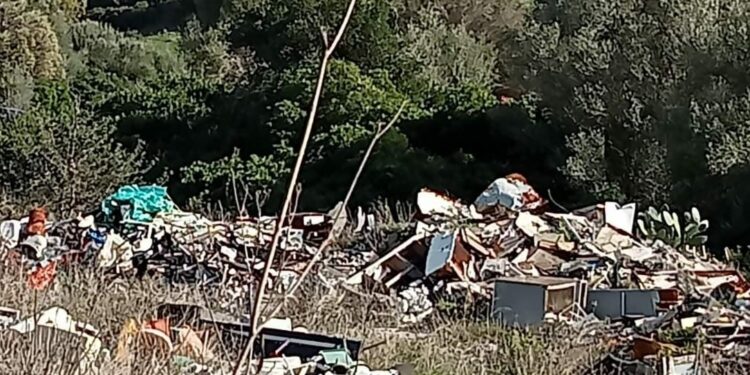 Rifiuti di ogni genere sulla sponda del rio Padrongianus, ad Olbia. La denuncia del consigliere regionale Roberto Li Gioi (M5S)