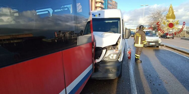 Sassari: incidente stradale a Predda Nieddu, fronte Vialetto: sul posto i vigili del fuoco