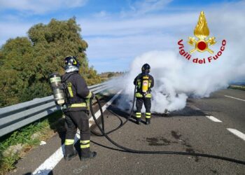 A fuoco un’autovettura sulla Sassari-Alghero, intervengono i vigili del fuoco