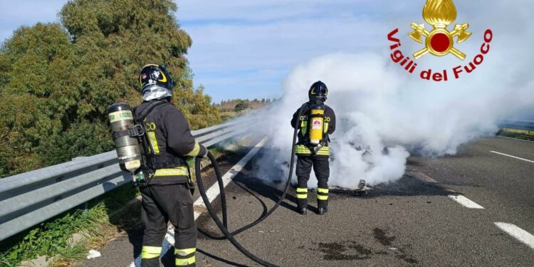 A fuoco un’autovettura sulla Sassari-Alghero, intervengono i vigili del fuoco