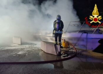 Castelsardo: a fuoco sei imbarcazioni, sul posto i vigili del fuoco