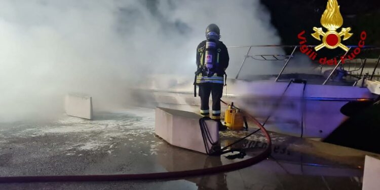 Castelsardo: a fuoco sei imbarcazioni, sul posto i vigili del fuoco