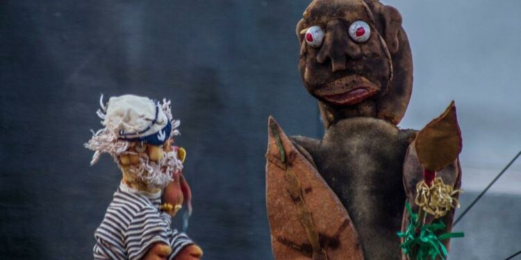 Per la rassegna di Akròama “Famiglie a Teatro” domenica, al teatro delle Saline, Le Compagnie del Cocomero portano in scena i burattini sul marinaio vagabondo Johnatan