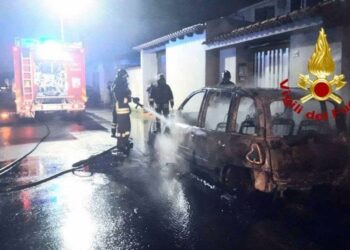 Terralba: a fuoco un’auto, sul posto i vigili del fuoco