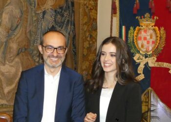 Cagliari: il sindaco Paolo Truzzu premia la danzatrice Carola Puddu