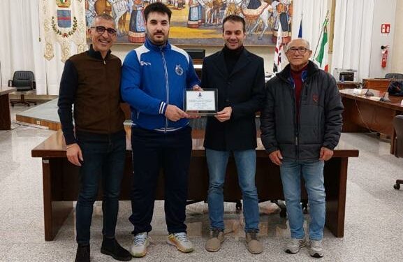 Il comune di Sennori ha premiato Vittorio Cabras, secondo ai Campionati italiani assoluti di pesistica olimpica