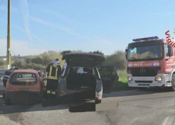 Sassari: incidente stradale via Cordella, angolo via Cesaraccio, sul posto i vigili del fuoco