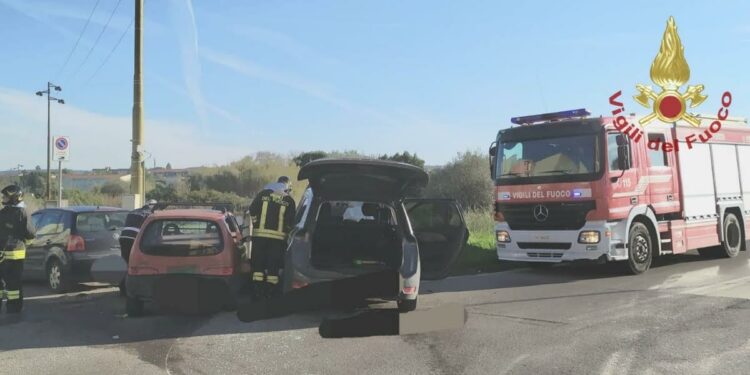 Sassari: incidente stradale via Cordella, angolo via Cesaraccio, sul posto i vigili del fuoco