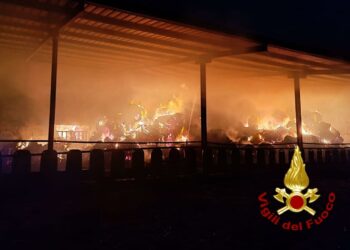 Tula: a fuoco un fienile, sul posto i vigili del fuoco