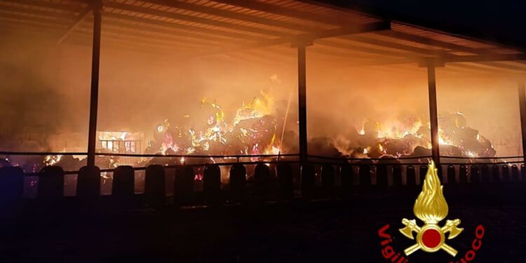 Tula: a fuoco un fienile, sul posto i vigili del fuoco