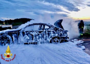 Auto a fuoco nel bivio di Oschiri, intervengono i vigili del fuoco
