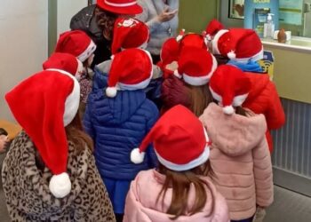 A Cuglieri i bambini della scuola primaria spediscono dall’ufficio postale le letterine indirizzate a Babbo Natale