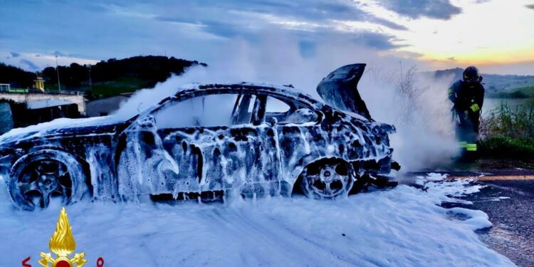 Auto a fuoco nel bivio di Oschiri, intervengono i vigili del fuoco