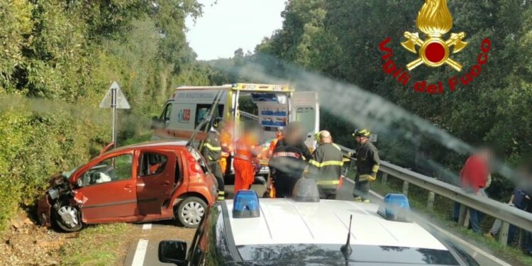 Incidente stradale tra Bassacutena e Luogosanto, sul posto i vigili del fuoco