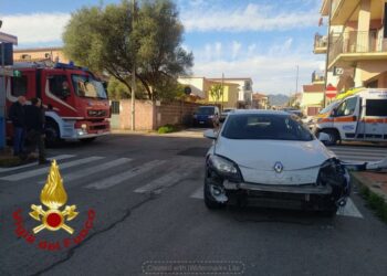 Olbia: scontro tra due auto, sul posto i vigili del fuoco