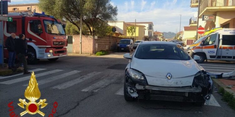 Olbia: scontro tra due auto, sul posto i vigili del fuoco