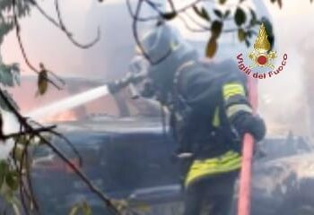 A Quartu Sant’Elena s’è sviluppato un incendio che ha coinvolto una decina di auto in disuso