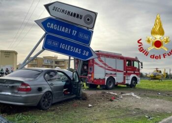 Scontro tra due auto sulla SS 130, al km 14.800, una donna alla guida di un’utilitaria è stata trasportata in ambulanza in codice rosso