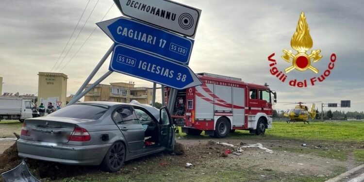 Scontro tra due auto sulla SS 130, al km 14.800, una donna alla guida di un’utilitaria è stata trasportata in ambulanza in codice rosso