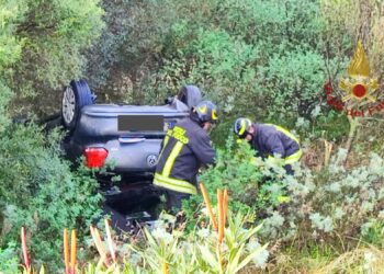 Un’auto esce di strada e si ribalta sulla SS 130, i vigili del fuoco mettono in sicurezza il veicolo e la sede stradale