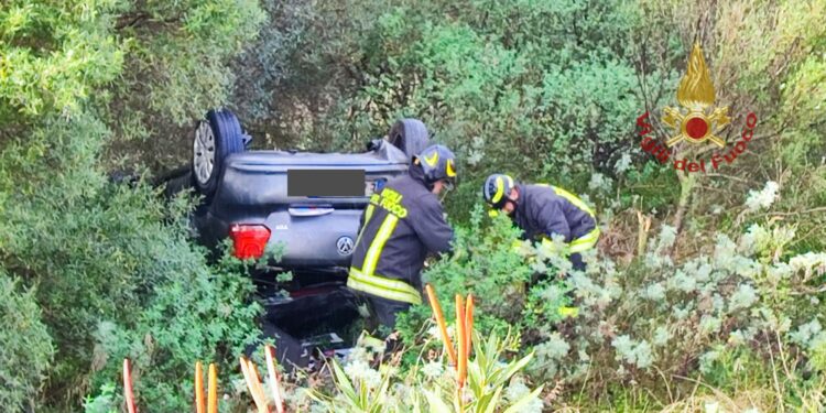 Un’auto esce di strada e si ribalta sulla SS 130, i vigili del fuoco mettono in sicurezza il veicolo e la sede stradale