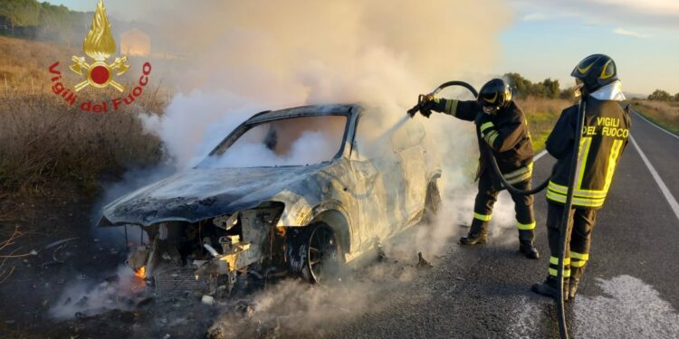 I vigili del fuoco sono intervenuti sulla SP 9 per l’incendio di un’auto in transito