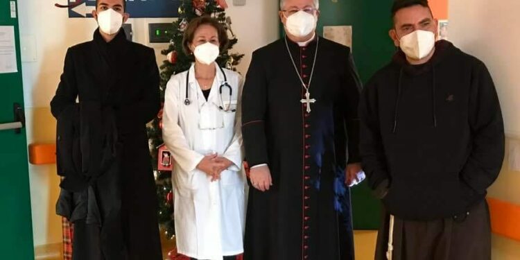 Oristano: l’arcivescovo in visita ai pazienti del San Martino. I poliziotti-supereroi in Pediatria