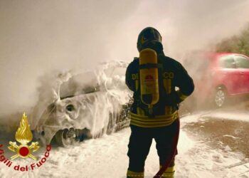 Olbia: a fuoco due auto, sul posto i vigili del fuoco