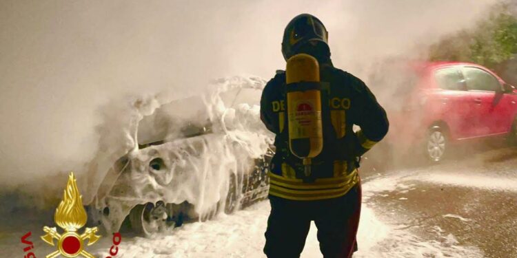 Olbia: a fuoco due auto, sul posto i vigili del fuoco