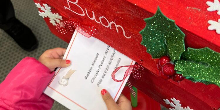 A Muravera i bambini della scuola dell’infanzia in ufficio postale per spedire le letterine a Babbo Natale