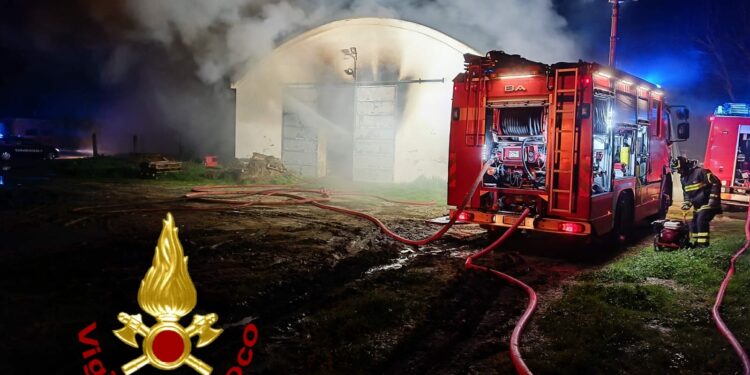 Siligo: a fuoco un fienile, sul posto i vigili del fuoco