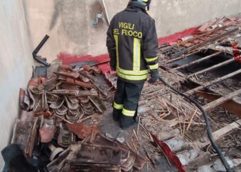 Caniga: a fuoco un tetto, sul posto i vigili del fuoco