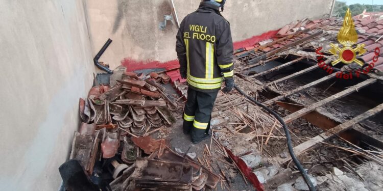 Caniga: a fuoco un tetto, sul posto i vigili del fuoco
