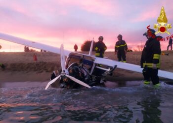 Tortolì: incidente ad un aereo ultraleggero, precipitato in mare, il pilota ed una passeggera non sono in pericolo di vita