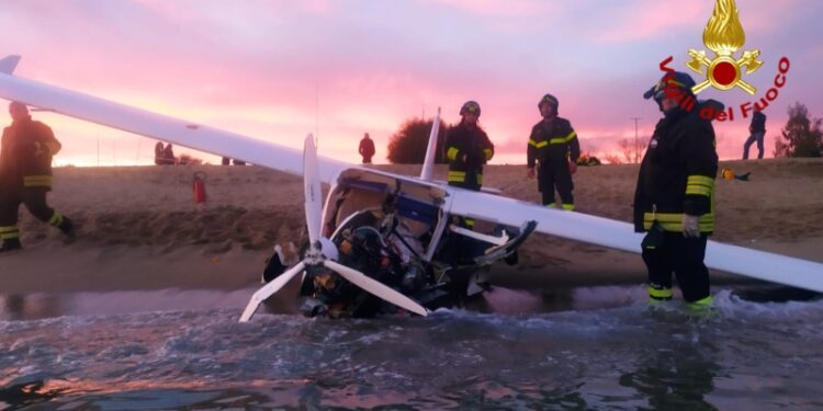 Tortolì: incidente ad un aereo ultraleggero, precipitato in mare, il pilota ed una passeggera non sono in pericolo di vita
