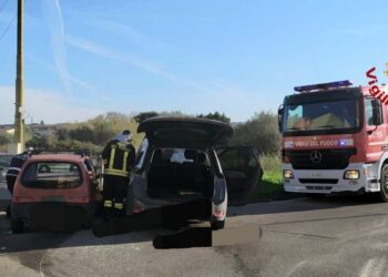 Sassari: incidente stradale via Cordella, angolo via Cesaraccio, sul posto i vigili del fuoco