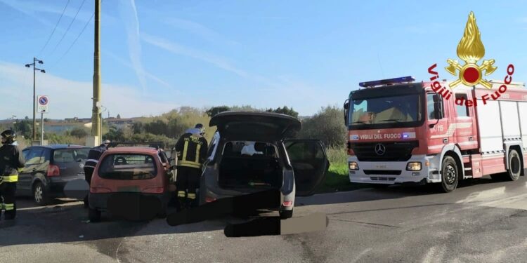 Sassari: incidente stradale via Cordella, angolo via Cesaraccio, sul posto i vigili del fuoco